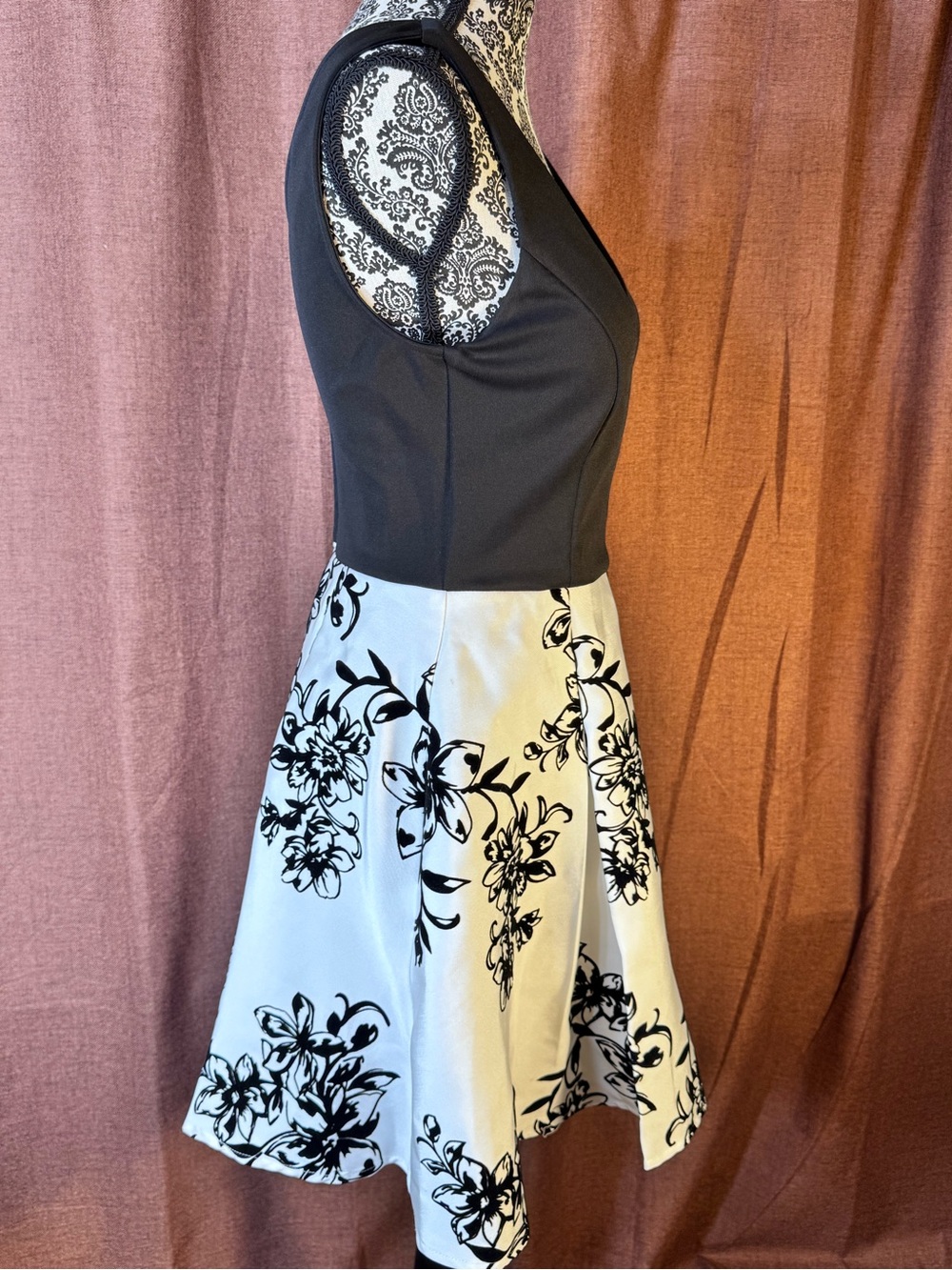 Social Couture Black & White Velvet Floral Fit-and-Flare Dress size M - Picture 6 of 9